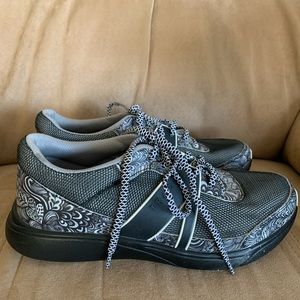 Great condition Traq by Algeria tennis shoes